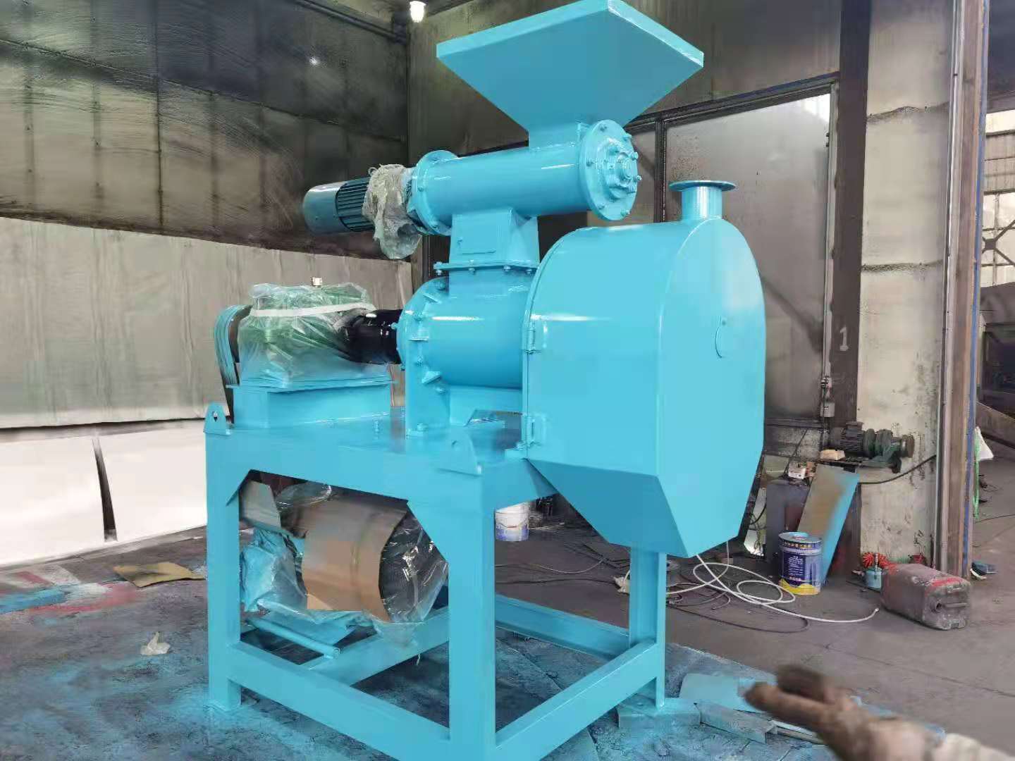 怎樣把豬糞加工成有機(jī)肥呢？(圖1)